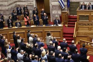 Βουλευτές της ΝΔ χειροκροτούν τον Κυριάκο Μητσοτάκη