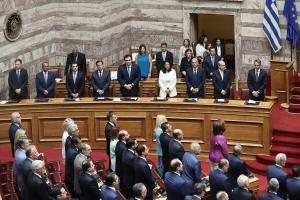 Βουλευτές της ΝΔ όρθιοι στα έδρανα της Βουλής