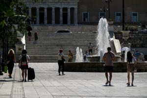 κόσμος περπατά στην πλατεία Συντάγματος