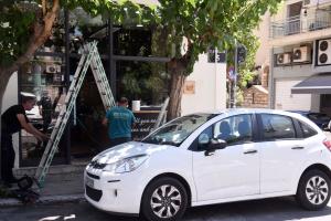 Σκάλα μπροστά σε ταζμαρία καφετέριας