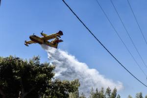 Canadair ρίχνει νερό για να σβήσει φωτιά
