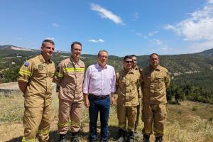 Ο Σωκράτης Φάμελλος με πυροσβέστες στο Πυροφυλάκειο Πανοράματος