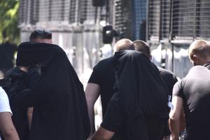 Άνθρωποι με καλυμμένα τα πρόσωπα