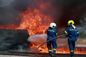 φωτιά σε μάντρα αυτοκίνητων στον Ασπρόπυργο