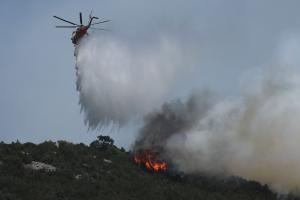 Ελικόπτερο σβήνει φωτιά