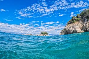 θάλασσα, ουρανός και βράχια στο πλάι