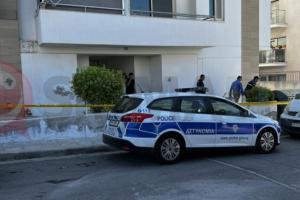 περιπολικό έξω από την πολυκατοικία
