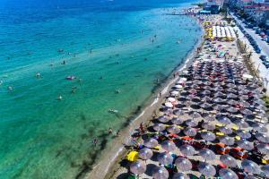 Ξαπλώστρες σε παραλία