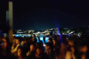 κόσμος σε παράνομο πάρτι στη Μύκονο