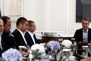 Ο Κυριάκος Μητσοτάκης στη συνάντηση με προέδρους ΠΑΕ