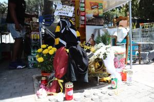 Λουλούδια και αφιερώματα στο σημείο της δολοφονίας του Μιχάλη