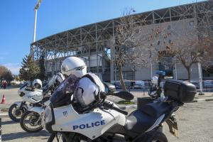 Μηχανές της αστυνομίας έξω παό το γήπεδο του ΠΑΟΚ στην Τούμπα
