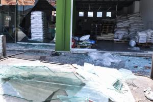 σπασμένα τζάμια και τζαμαρία σε αποθήκη από τις εκρήξεις στη Νέα Αγχίαλο