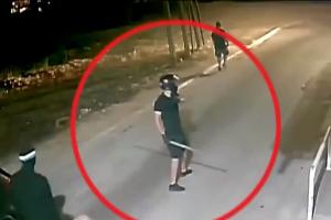 Ο οπαδός του ΠΑΟ με ρόπαλο και κράνος στα επεισόδια στη Νέα Φιλαδέλφεια