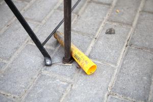εύρημα έξω από το γήπεδο της ΑΕΚ μετά τα αιματηρά επεισόδια
