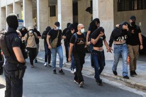 Οι συλληφθέντες για τα επεισόδια στη Νέα Φιλαδέλφεια συνοδεία αστυνομικών με πολιτικά οδηγούνται στο δικαστήριο