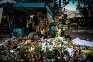 Λουλούδια και αφιερώματα στο σημείο της δολοφονίας του Μιχάλη