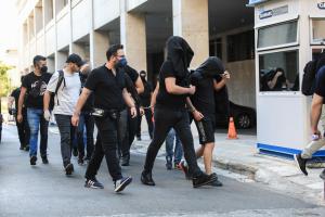 Οι συλληφθέντες συνοδεία αστυνομικών με πολιτικά οδηγούνται στο δικαστήριο