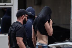 Άνθρωπος με τη μπλούζα στο κεφάλι