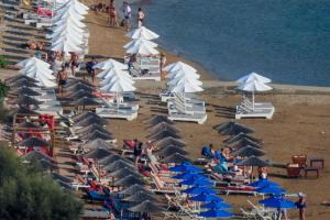 Ομπρέλες και ξαπλώστρες σε παραλία