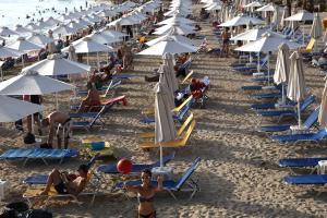 Οργανωμένη παραλία με ξαπλώστρες
