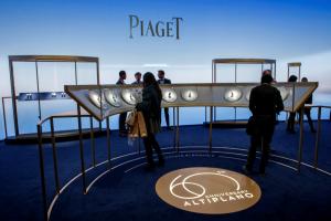 περίπτερο με κοσμήματα Piaget σε προθήκες σε έκθεση
