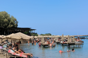 Ομπρελοκαθίσματα σε παραλία της Ρόδου