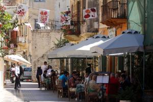 τουρίστες σε ταβέρνα
