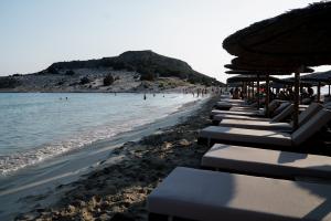 Ξαπλώστρες στην παραλία