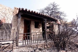 καμένο σπίτι στον Ελικώνα