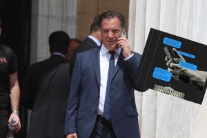 Ο Άδωνις Γεωργιάδης μιλά στο τηλέφωνο