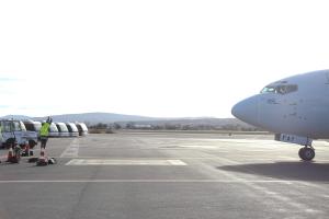 Ελεγκτής κάνει σήμα σε αεροπλάνο σε αερολιμένα