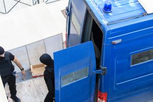 Δύο αστυνομικοί και φορτηγάκι της ΕΛΑΣ