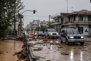 Αυτοκίνητα πάνω σε γέφυρα κατά τη διάρκεια πλημύρας