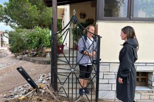Η Έφη Αχτσιόγλου στις πληγείσες από την κακοκαιρία Daniel, στην Μαγνησία