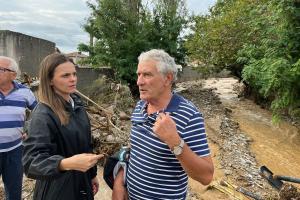 Η Έφη Αχτσιόγλου στις πληγείσες από την κακοκαιρία Daniel, στην Μαγνησία
