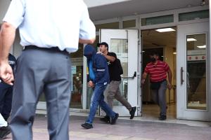 Συλληφθέντας για τη δολοφονία συνοδεία αστυνομικών έξω από το δικαστήριο