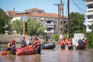 Διασώστες με βάρκες απομακρύνουν πολίτες