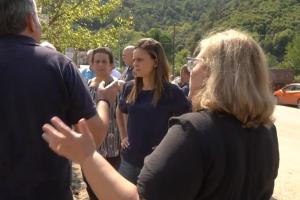 Η Έφη Αχτσιόγλου μιλά με πολίτες σε περιοχές που επλήγησαν