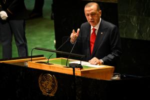 Ο Τούρκος πρόεδρος Ρετζέπ Ταγίπ Ερντογάν μιλά στο βήμα