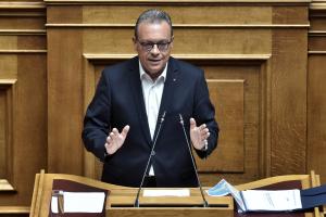 Ο Σωκράτης Φάμελλος μιλά στο βήμα της Βουλής