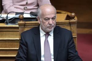 ο υπουργός Δικαιοσύνης Γιώργος Φλωρίδης καθισμένος στα έδρανα της Βουλής