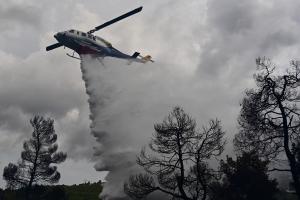 αεροσκάφος κάνει ρίψη νερού για να σβήσει τη φωτιά στη Σταμάτα