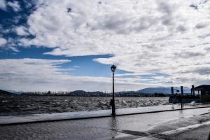 φουρτουνιασμένη θάλασσα και σύννεφα