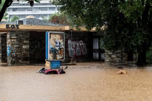 Πεσμένο μηχανάκι σε πλημμυρισμένο δρόμο στο Βόλο