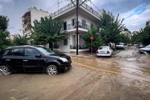 Αυτοκίνητα σε δρόμο γεμάτο λάσπη από την κακοκαιρία