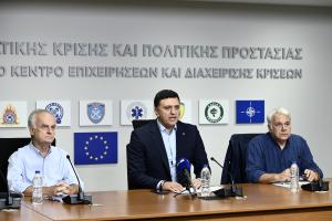 Ο Βασίλης Κικίλιας, ο Δημήτρης Ζιακόπουλος και ο Στρατής Ζαχαρής στην ενημέρωση για την κακοκαιρία