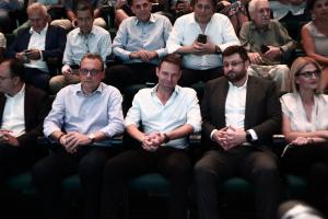Ο Στέφανος Κασσελάκης στο κέντρο δεξιά ο Κώστας Ζαχαριάδης και αριστερά του ο Σωκράτης Φάμελλος