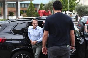 Ο Κυριάκος Μητσοτάκης βγαίνει από αυτοκίνητο