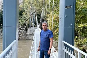 Ο Κώστα Αγοραστός στην κρεμαστή γέφυρα Τεμπών